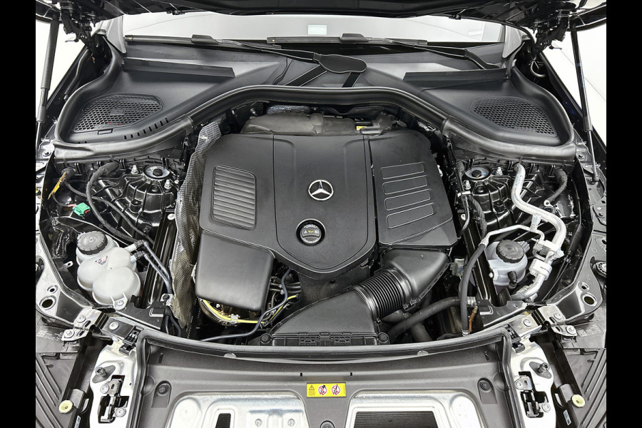 Mercedes-Benz GLC 300 e 4MATIC AMG Plug-In Hybride AMG Line | Night Pakket | Trekhaak | Panorama Schuif-Kanteldak | Offroad-Techniek Pakket | Distronic. Inclusief 24 maanden MB Certified garantie voor Europa.