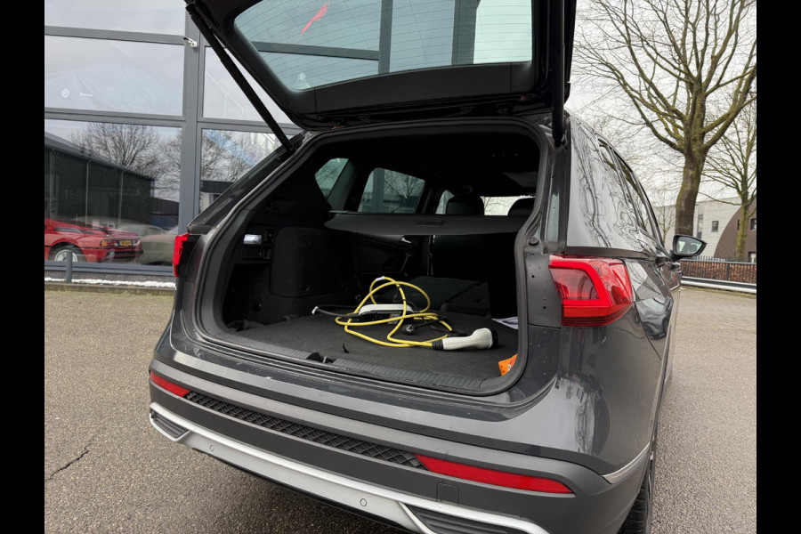 Seat Tarraco 1.4 TSI e-Hybrid PHEV Xperience Business Intense ELEK. ACHTERKLEP| DODE HOEK SENSOR| STOEL+ STUUR VERWARMING| 360 CAMERA | ACHTERBANK VERWARMD| CARPLAY| RIJKLAARPRIJS INCL. 12 MND BOVAG GARANTIE