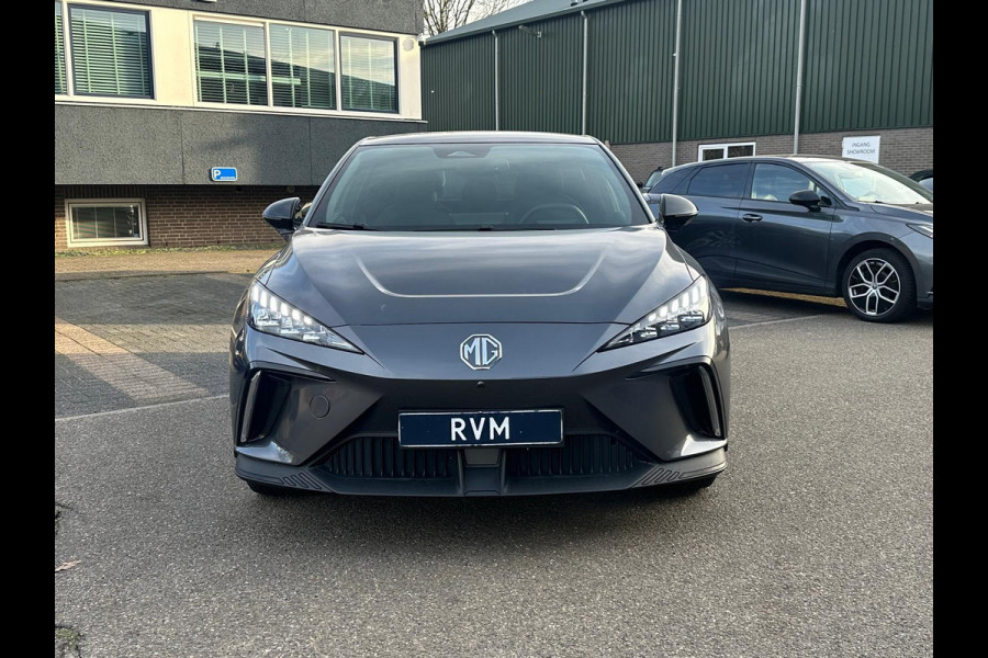 MG Mg4 electric Luxury 64 kWh |LONG RANGE|  11.000KM! | 7 JAAR GARANTIE BIJ MG| SUPER COMPLETE AUTO| RONDOMZICHT CAMERA| STOEL+ STUUR VERWARMING| DODE HOEK