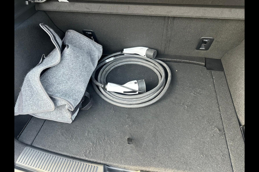 MG Mg4 electric Luxury 64 kWh |LONG RANGE|  11.000KM! | 7 JAAR GARANTIE BIJ MG| SUPER COMPLETE AUTO| RONDOMZICHT CAMERA| STOEL+ STUUR VERWARMING| DODE HOEK