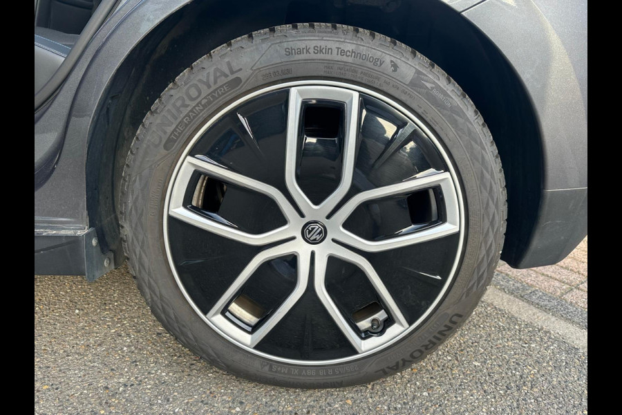 MG Mg4 electric Luxury 64 kWh |LONG RANGE|  11.000KM! | 7 JAAR GARANTIE BIJ MG| SUPER COMPLETE AUTO| RONDOMZICHT CAMERA| STOEL+ STUUR VERWARMING| DODE HOEK