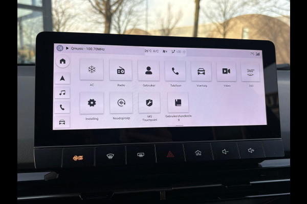 MG Mg4 electric Luxury 64 kWh |LONG RANGE|  11.000KM! | 7 JAAR GARANTIE BIJ MG| SUPER COMPLETE AUTO| RONDOMZICHT CAMERA| STOEL+ STUUR VERWARMING| DODE HOEK