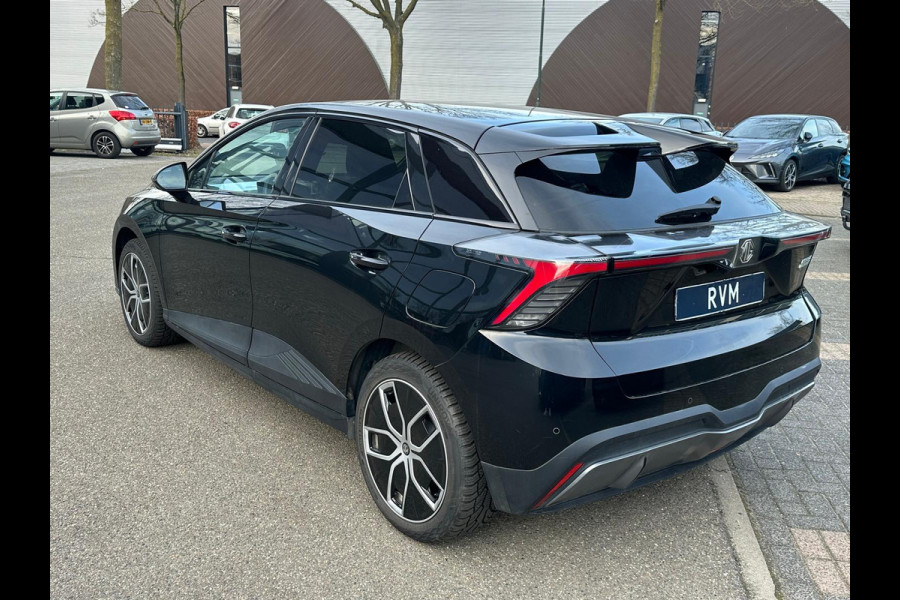 MG Mg4 electric Luxury 64 kWh | 20.000KM! | 7 JAAR GARANTIE BIJ MG| SUPER COMPLETE AUTO| RONDOMZICHT CAMERA| STOEL+ STUUR VERWARMING| DODE HOEK