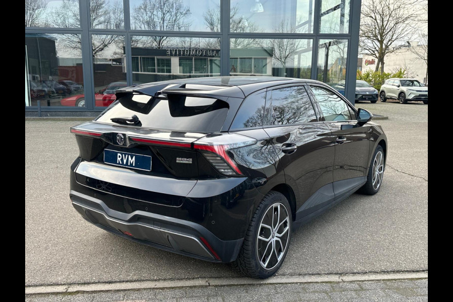 MG Mg4 electric Luxury 64 kWh | 20.000KM! | 7 JAAR GARANTIE BIJ MG| SUPER COMPLETE AUTO| RONDOMZICHT CAMERA| STOEL+ STUUR VERWARMING| DODE HOEK