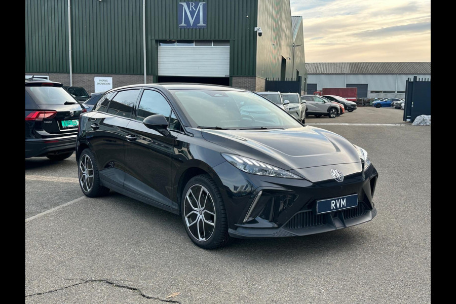 MG Mg4 electric Luxury 64 kWh | 20.000KM! | 7 JAAR GARANTIE BIJ MG| SUPER COMPLETE AUTO| RONDOMZICHT CAMERA| STOEL+ STUUR VERWARMING| DODE HOEK