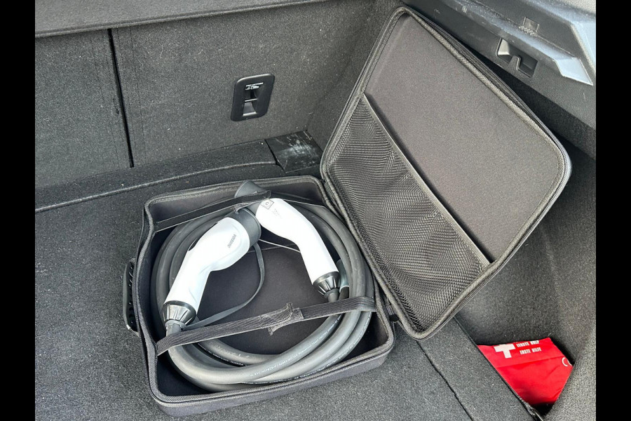 MG Mg4 electric Luxury 64 kWh | 20.000KM! | 7 JAAR GARANTIE BIJ MG| SUPER COMPLETE AUTO| RONDOMZICHT CAMERA| STOEL+ STUUR VERWARMING| DODE HOEK