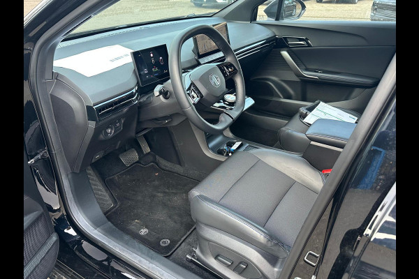 MG Mg4 electric Luxury 64 kWh | 20.000KM! | 7 JAAR GARANTIE BIJ MG| SUPER COMPLETE AUTO| RONDOMZICHT CAMERA| STOEL+ STUUR VERWARMING| DODE HOEK