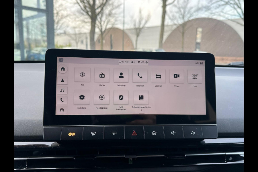 MG Mg4 electric Luxury 64 kWh | 20.000KM! | 7 JAAR GARANTIE BIJ MG| SUPER COMPLETE AUTO| RONDOMZICHT CAMERA| STOEL+ STUUR VERWARMING| DODE HOEK