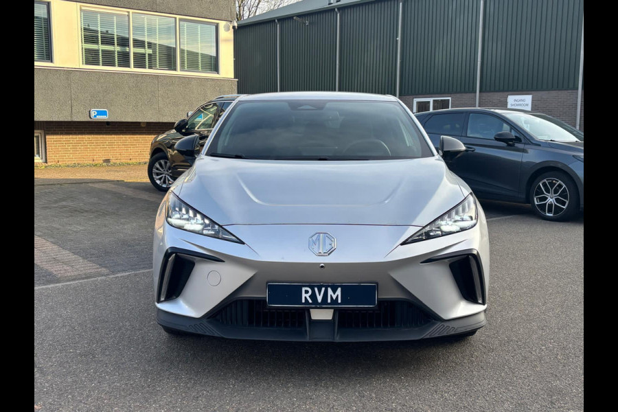 MG Mg4 electric Luxury 64 kWh |LONG RANGE | 12.000KM! | 7 JAAR GARANTIE BIJ MG| SUPER COMPLETE AUTO| RONDOMZICHT CAMERA| STOEL+ STUUR VERWARMING| DODE HOEK