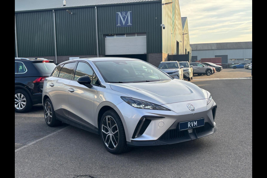 MG Mg4 electric Luxury 64 kWh |LONG RANGE | 12.000KM! | 7 JAAR GARANTIE BIJ MG| SUPER COMPLETE AUTO| RONDOMZICHT CAMERA| STOEL+ STUUR VERWARMING| DODE HOEK