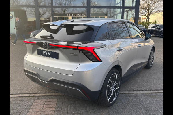 MG Mg4 electric Luxury 64 kWh |LONG RANGE | 12.000KM! | 7 JAAR GARANTIE BIJ MG| SUPER COMPLETE AUTO| RONDOMZICHT CAMERA| STOEL+ STUUR VERWARMING| DODE HOEK