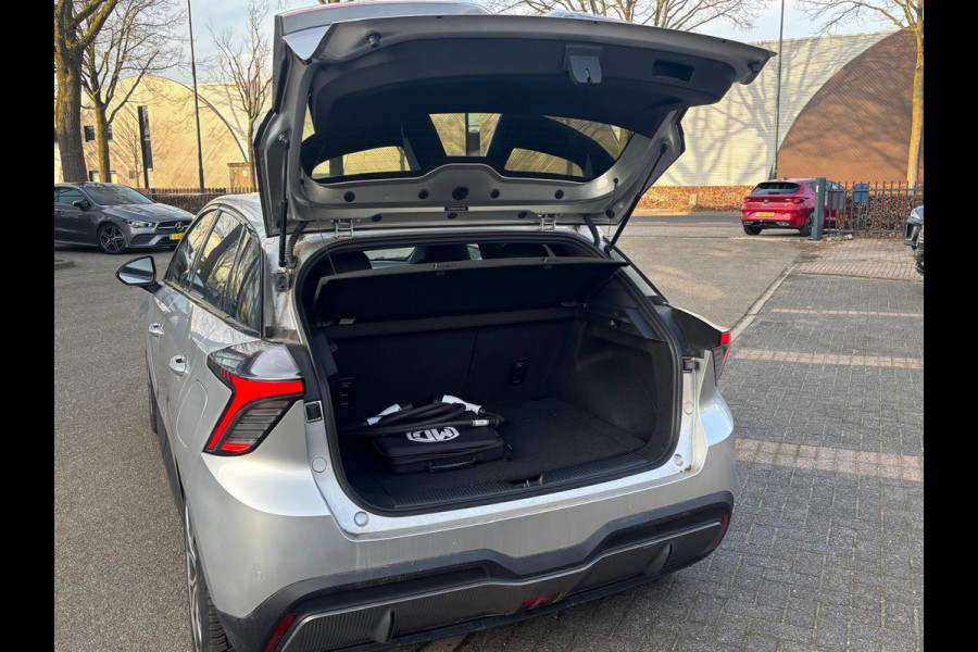 MG Mg4 electric Luxury 64 kWh |LONG RANGE | 12.000KM! | 7 JAAR GARANTIE BIJ MG| SUPER COMPLETE AUTO| RONDOMZICHT CAMERA| STOEL+ STUUR VERWARMING| DODE HOEK