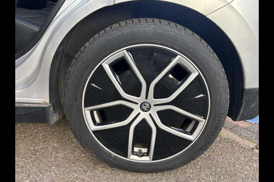 MG Mg4 electric Luxury 64 kWh |LONG RANGE | 12.000KM! | 7 JAAR GARANTIE BIJ MG| SUPER COMPLETE AUTO| RONDOMZICHT CAMERA| STOEL+ STUUR VERWARMING| DODE HOEK