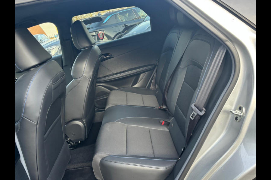 MG Mg4 electric Luxury 64 kWh |LONG RANGE | 12.000KM! | 7 JAAR GARANTIE BIJ MG| SUPER COMPLETE AUTO| RONDOMZICHT CAMERA| STOEL+ STUUR VERWARMING| DODE HOEK