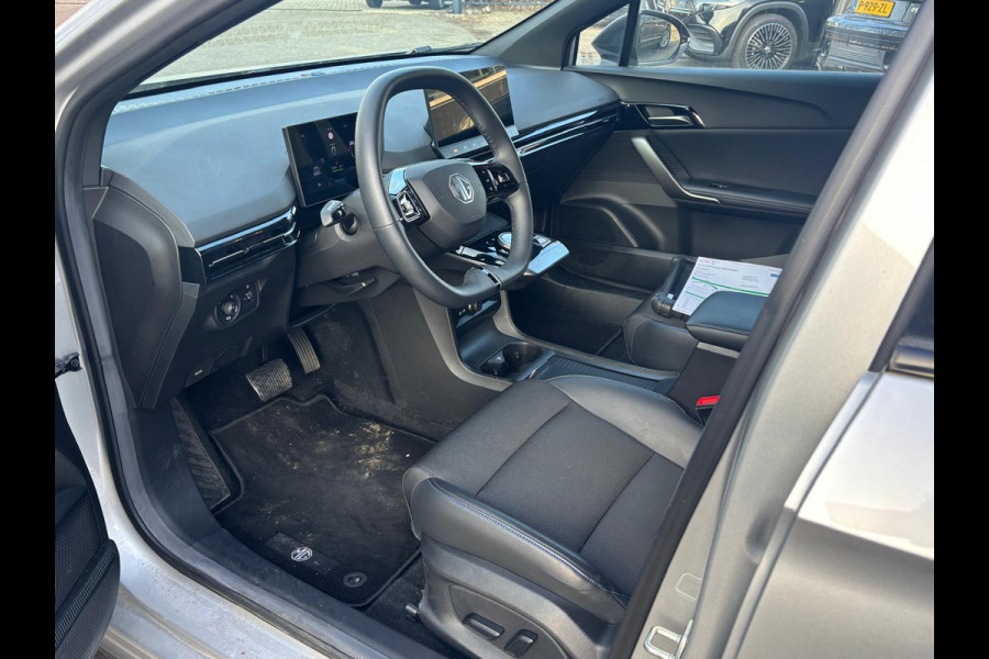 MG Mg4 electric Luxury 64 kWh |LONG RANGE | 12.000KM! | 7 JAAR GARANTIE BIJ MG| SUPER COMPLETE AUTO| RONDOMZICHT CAMERA| STOEL+ STUUR VERWARMING| DODE HOEK