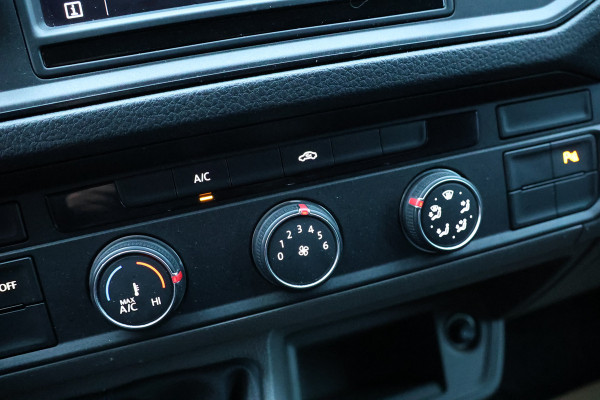Volkswagen Crafter 35 2.0 TDI 177 PK L4H3 Highline | ACC | Bi-Xenon | CarPlay | Camera | DAB | 360 PDC | Trekhaak | NAP Logisch | Nieuwe APK