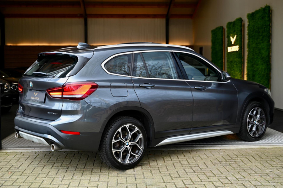 BMW X1 SDrive20i - Adaptive Cruise Control - Panoramadak - HUD - Leren Sportstoelen - Achteruitrijcamera - Afneembare Trekhaak -