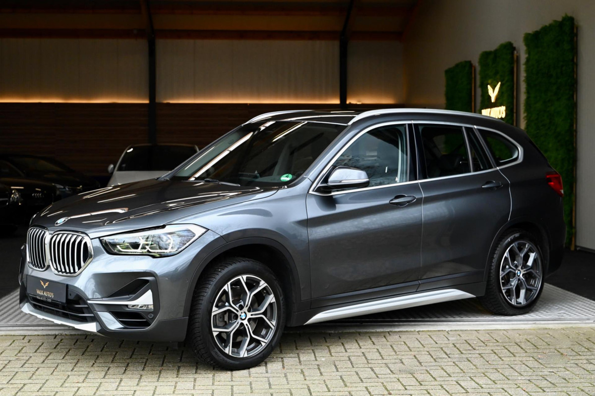 BMW X1 SDrive20i - Adaptive Cruise Control - Panoramadak - HUD - Leren Sportstoelen - Achteruitrijcamera - Afneembare Trekhaak -
