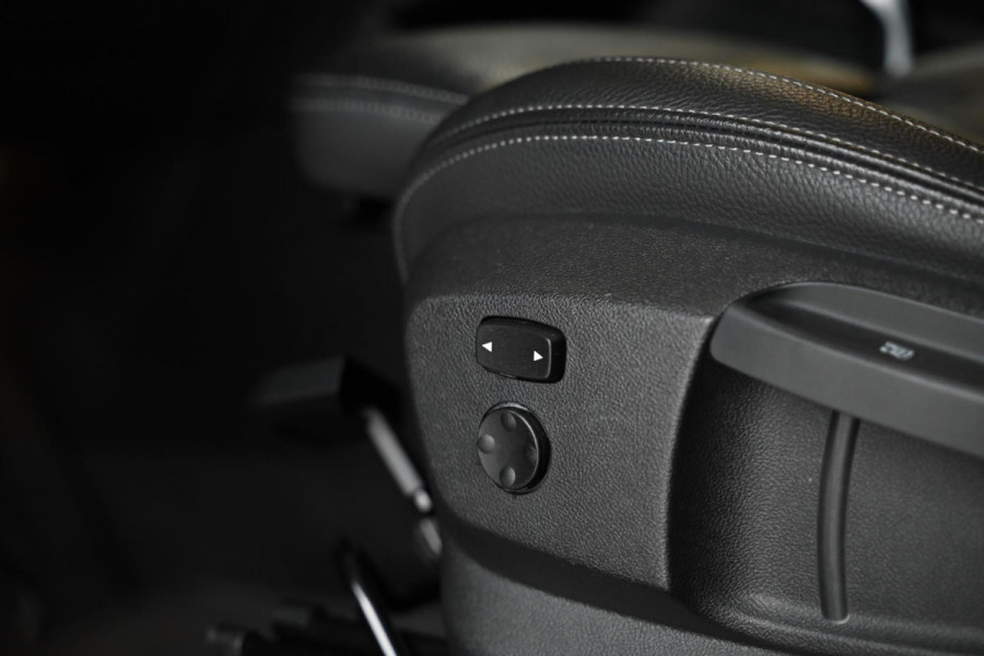 BMW X1 SDrive20i - Adaptive Cruise Control - Panoramadak - HUD - Leren Sportstoelen - Achteruitrijcamera - Afneembare Trekhaak -