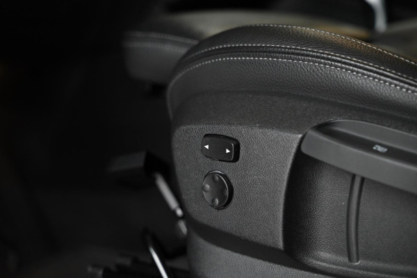 BMW X1 SDrive20i - Adaptive Cruise Control - Panoramadak - HUD - Leren Sportstoelen - Achteruitrijcamera - Afneembare Trekhaak -