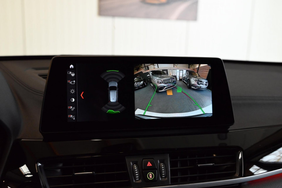 BMW X1 SDrive20i - Adaptive Cruise Control - Panoramadak - HUD - Leren Sportstoelen - Achteruitrijcamera - Afneembare Trekhaak -