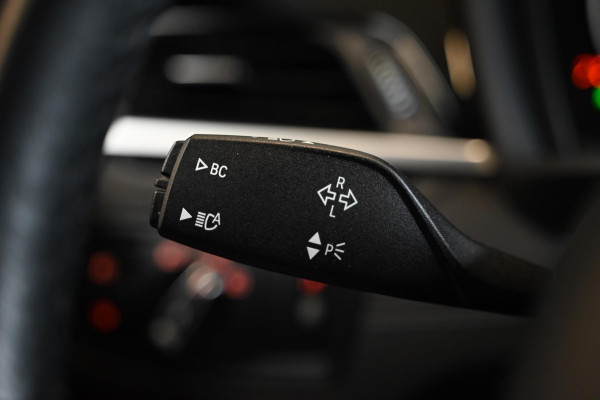 BMW X1 SDrive20i - Adaptive Cruise Control - Panoramadak - HUD - Leren Sportstoelen - Achteruitrijcamera - Afneembare Trekhaak -