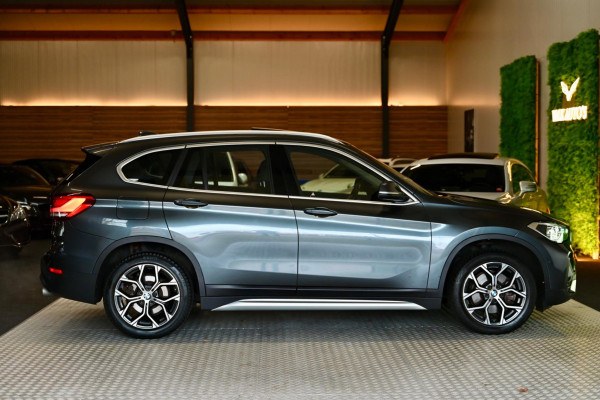 BMW X1 SDrive20i - Adaptive Cruise Control - Panoramadak - HUD - Leren Sportstoelen - Achteruitrijcamera - Afneembare Trekhaak -