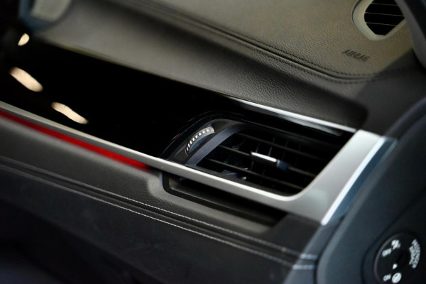 BMW X1 SDrive20i - Adaptive Cruise Control - Panoramadak - HUD - Leren Sportstoelen - Achteruitrijcamera - Afneembare Trekhaak -