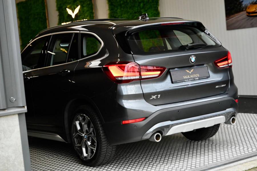 BMW X1 SDrive20i - Adaptive Cruise Control - Panoramadak - HUD - Leren Sportstoelen - Achteruitrijcamera - Afneembare Trekhaak -
