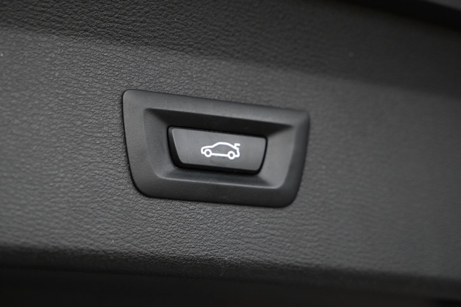 BMW X1 SDrive20i - Adaptive Cruise Control - Panoramadak - HUD - Leren Sportstoelen - Achteruitrijcamera - Afneembare Trekhaak -