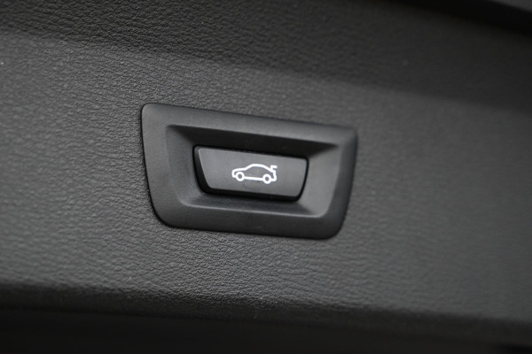 BMW X1 SDrive20i - Adaptive Cruise Control - Panoramadak - HUD - Leren Sportstoelen - Achteruitrijcamera - Afneembare Trekhaak -