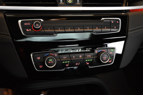 BMW X1 SDrive20i - Adaptive Cruise Control - Panoramadak - HUD - Leren Sportstoelen - Achteruitrijcamera - Afneembare Trekhaak -