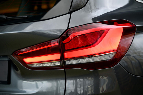 BMW X1 SDrive20i - Adaptive Cruise Control - Panoramadak - HUD - Leren Sportstoelen - Achteruitrijcamera - Afneembare Trekhaak -