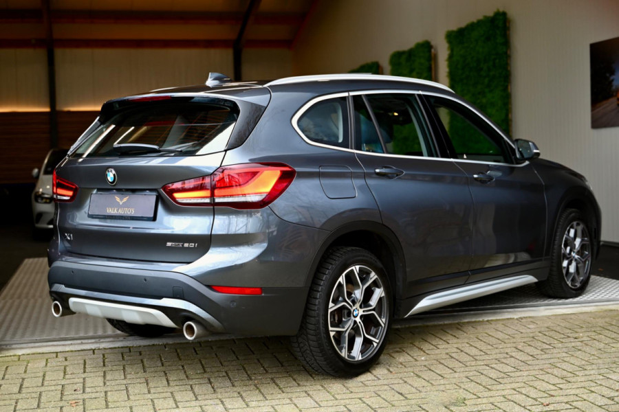BMW X1 SDrive20i - Adaptive Cruise Control - Panoramadak - HUD - Leren Sportstoelen - Achteruitrijcamera - Afneembare Trekhaak -