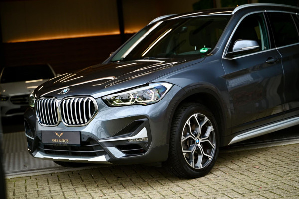 BMW X1 SDrive20i - Adaptive Cruise Control - Panoramadak - HUD - Leren Sportstoelen - Achteruitrijcamera - Afneembare Trekhaak -