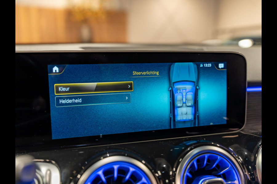 Mercedes-Benz Glb 200 Premium Plus, Pano, Widescreen, Ambiënte Light, 360 Cam, Voll Led, Cruise, Multistuur, Voll Onderhoud