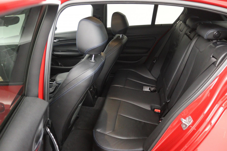 BMW 1-serie 118i Corporate Lease Executive (STOELVERWARMING, DIGITALE COCKPIT, CRUISE CONTROL, AUTOMAAT, DEALER ONDERHOUDEN)