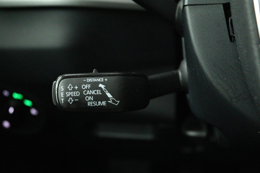 Škoda Karoq 1.0 TSI Business Edition (PANORAMADAK, STOEL/STUUR VERWARMING, NAVIGATIE CARPLAY, DIGITALE COCKPIT, SENSOREN)