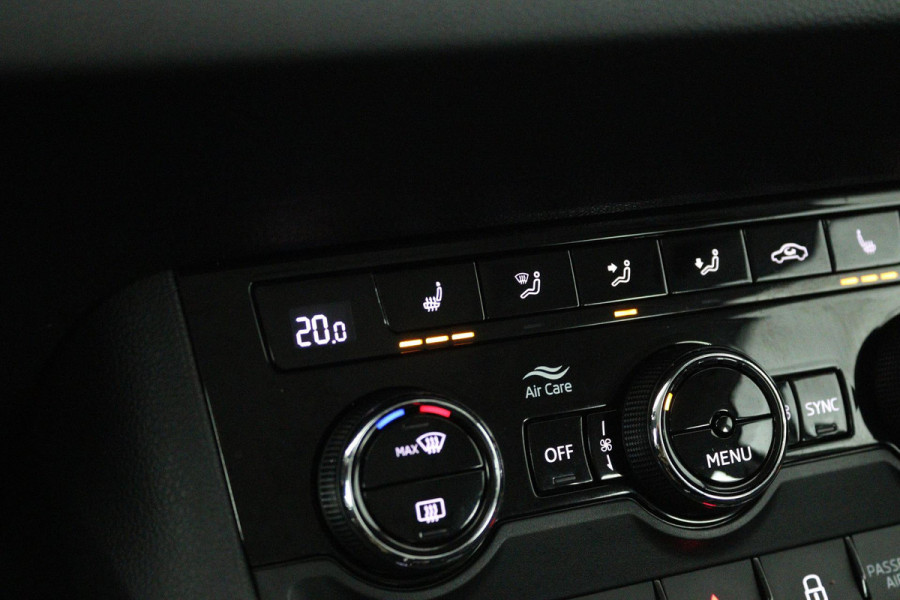 Škoda Karoq 1.0 TSI Business Edition (PANORAMADAK, STOEL/STUUR VERWARMING, NAVIGATIE CARPLAY, DIGITALE COCKPIT, SENSOREN)