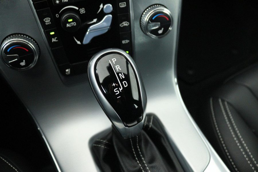 Volvo V60 2.0 T4 Polar+ Dynamic (TREKHAAK, STOELVERWARMING, NAVIGATIE, AUTOMAAT, PARKEERSENSOREN)