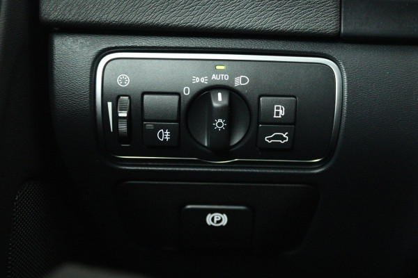 Volvo V60 2.0 T4 Polar+ Dynamic (TREKHAAK, STOELVERWARMING, NAVIGATIE, AUTOMAAT, PARKEERSENSOREN)