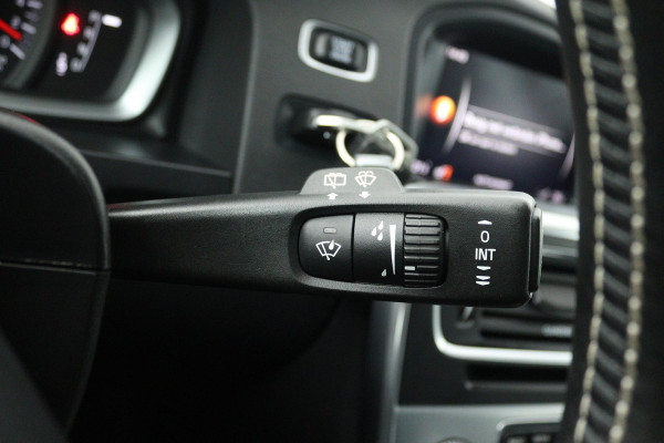 Volvo V60 2.0 T4 Polar+ Dynamic (TREKHAAK, STOELVERWARMING, NAVIGATIE, AUTOMAAT, PARKEERSENSOREN)