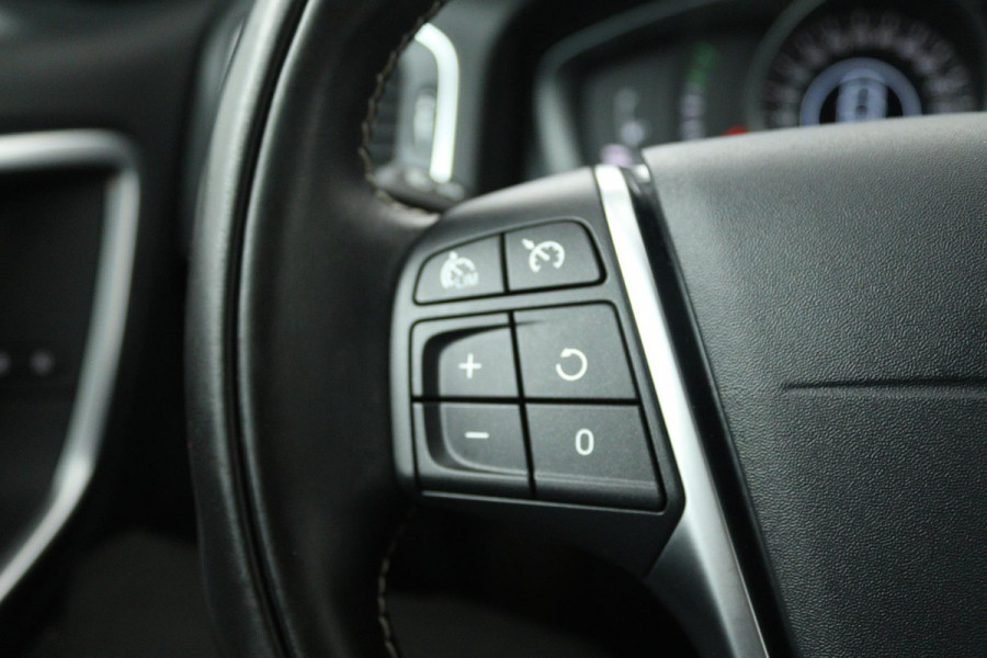 Volvo V60 2.0 T4 Polar+ Dynamic (TREKHAAK, STOELVERWARMING, NAVIGATIE, AUTOMAAT, PARKEERSENSOREN)