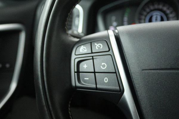 Volvo V60 2.0 T4 Polar+ Dynamic (TREKHAAK, STOELVERWARMING, NAVIGATIE, AUTOMAAT, PARKEERSENSOREN)