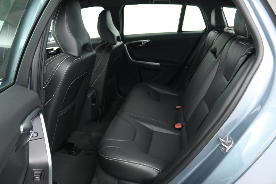 Volvo V60 2.0 T4 Polar+ Dynamic (TREKHAAK, STOELVERWARMING, NAVIGATIE, AUTOMAAT, PARKEERSENSOREN)
