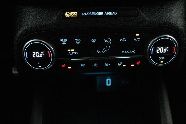 Ford FOCUS Wagon 1.5 EcoBoost Vignale (PANORAMADAK, STOEL/STUUR VERWARMING, CAMERA, CRUISE CONTROL ADAPTIEF, TREKHAAK)