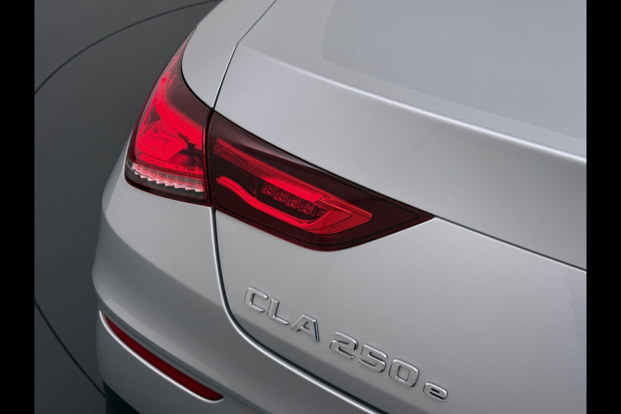 Mercedes-Benz CLA-Klasse 250e AMG // Panoramadak // Nightpakket // Sfeerverlichting // Carplay // Camera // Keyless // MultiBeam