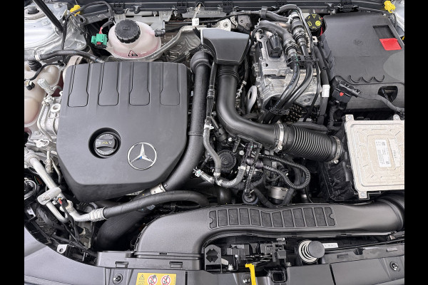 Mercedes-Benz CLA-Klasse 250e AMG // Panoramadak // Nightpakket // Sfeerverlichting // Carplay // Camera // Keyless // MultiBeam
