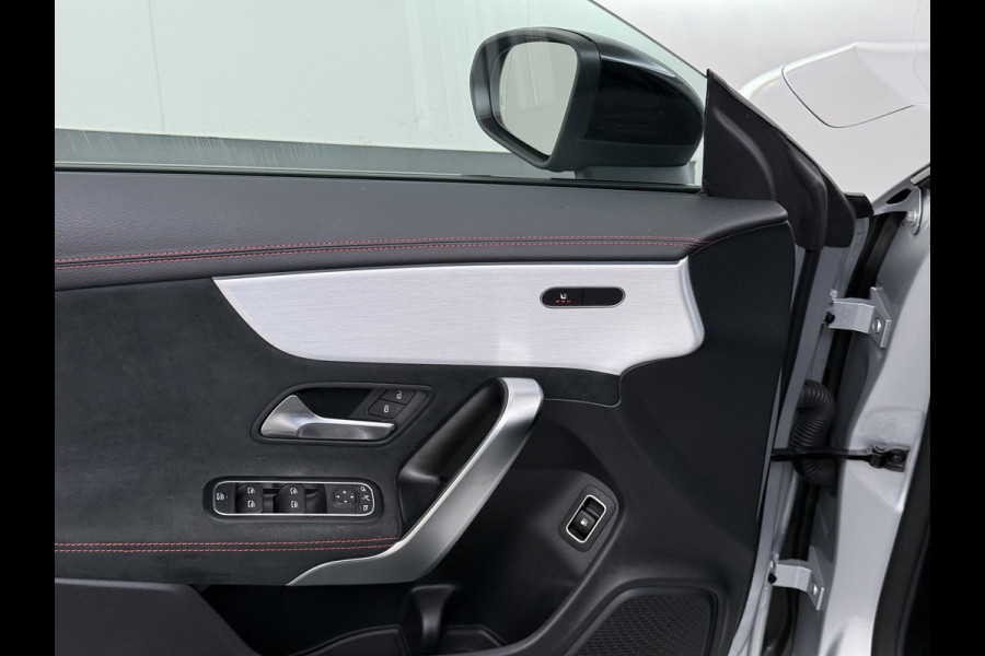 Mercedes-Benz CLA-Klasse 250e AMG // Panoramadak // Nightpakket // Sfeerverlichting // Carplay // Camera // Keyless // MultiBeam