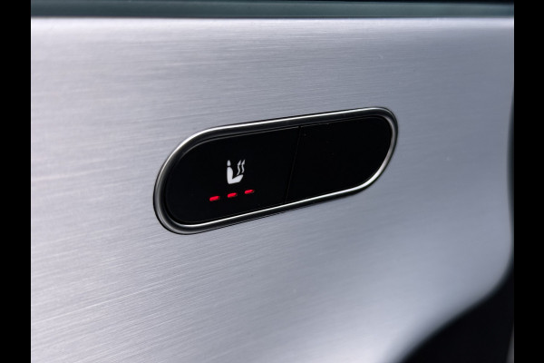 Mercedes-Benz CLA-Klasse 250e AMG // Panoramadak // Nightpakket // Sfeerverlichting // Carplay // Camera // Keyless // MultiBeam